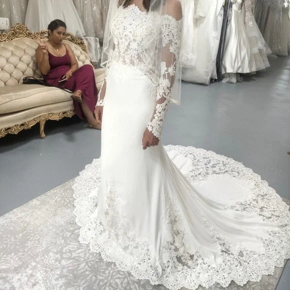 Pronovias Della Crepe Wedding Dress - Picture 5 of 6